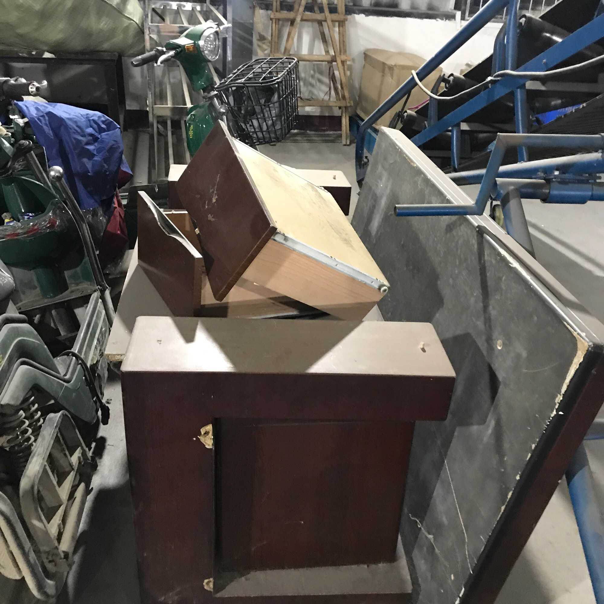 <strong>雙軸辦公桌撕碎機：高效處理廢棄辦公家具的環保利器</strong>